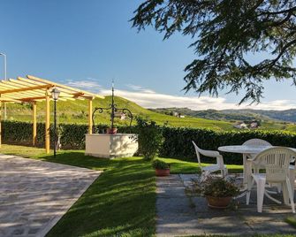 B&B Luna di Langa - אלבה - פטיו