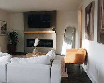 Soleil House - Fort St. John - Σαλόνι