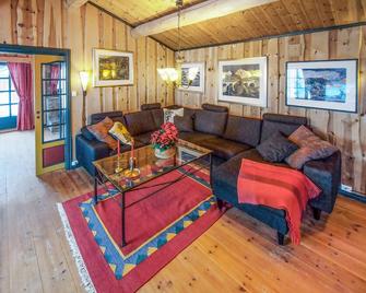 Amazing Home In Østby With House A Mountain View - Østby - Sala de estar
