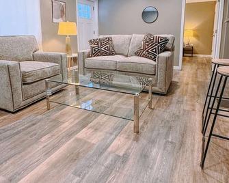 Modern Suite | Near Bu, Hospitals & Downtown | Ny - Binghamton - Living room