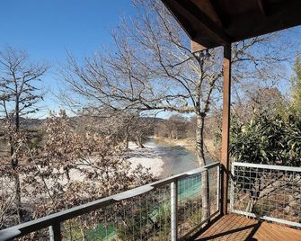 Riverfront! - The Frio House - Riverfront Property On The Frio River - Leakey - Balcony