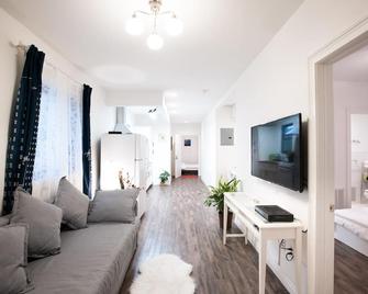 New! Luxury 4bd/4ba W/ Rooftop Terrace & Outdoor Patio Kitchen - New York - Living room