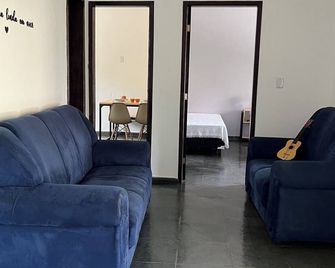 Flat with air conditioning, balcony and beautiful view of Ibituruna. Near Samaritan Hospital - Governador Valadares - Living room