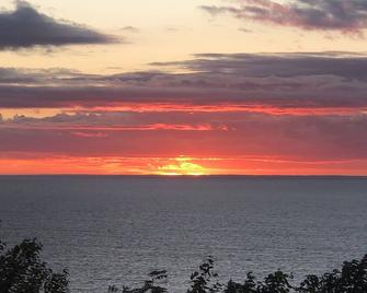 BigSky Sea Shanty: Enjoy Amazing Sunsets and Ocean Views from the Hot Tub ! - Antigonish
