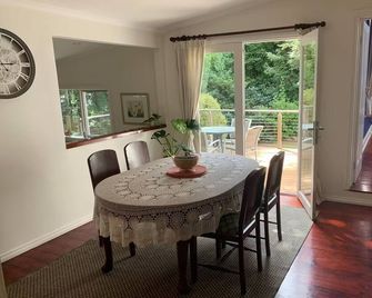 Cottage by the Bowser - Mount Macedon - Dining room