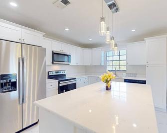 The Blue Seashell - Palmetto - Kitchen
