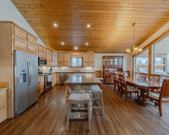 Flathead River Retreat Fit For 15 - Columbia Falls