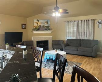 Charming 3-bedroom house with WiFi and fitness room in Hurst - Hurst - Living room