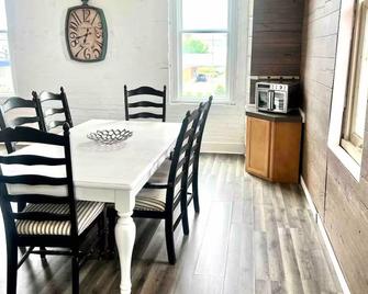 Downtown condo Cozy 2-bedroom with plenty of space - Owensboro - Dining room