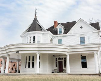 Blue Ridge Abbey Bed and Breakfast - Buena Vista - Building