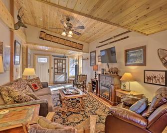 Resort Perks & Mtn Views: Breckenridge Cabin! - Breckenridge - Sala de estar