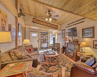 6 Mi to Slopes! Mtn-View Breck Gem w/ Resort Perks - Breckenridge - Ruang tamu