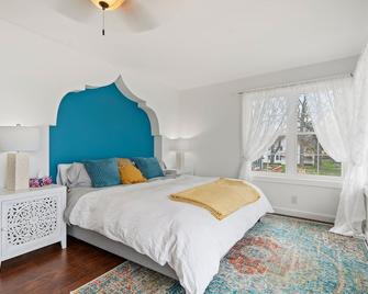 Crystal Beach Private Water Front-5mins from Bay Beach - Fort Erie - Bedroom