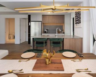 Mid-century getaway - Brossard - Dining room