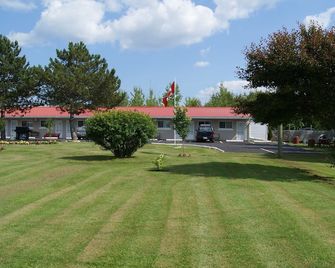 Blue Jay Motel - Peterborough - Outdoor view