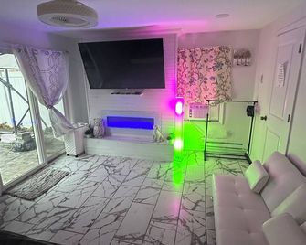 Studio guest house - East Rockaway - Living room