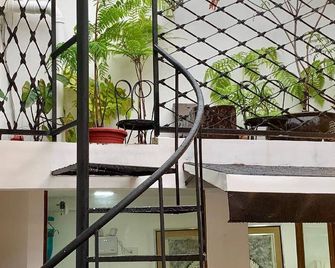 Courtyard Hotel - Pasay - Trappen