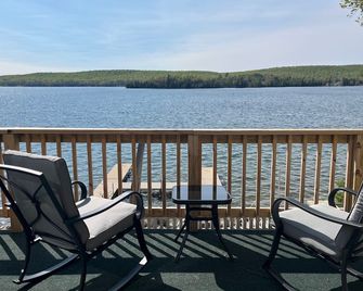 Large home on the UP's best lake! Sleeps 22! Boat to Young's Golf Course! - Crystal Falls - Balcony