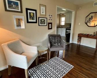 Cozy Park Front house with amazing natural light - Dallas - Olohuone