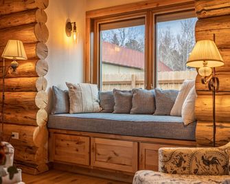 Cozy Cody Cottage located in the heart of downtown Cody! - Cody - Living room