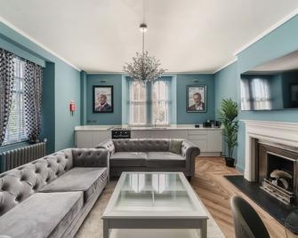 The Governance Apartments - Windermere - Salon
