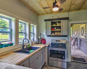 Rustic and Authentic Farm Stay by DuPont Forest! - Hendersonville - Kitchen