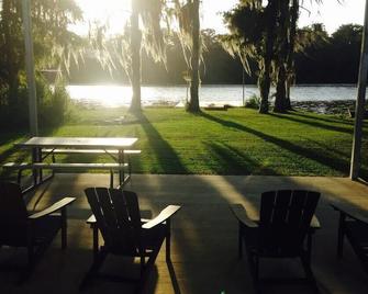 Bayou Belle Inn in Pierre Part, La sits on Belle River water frontage. - Pierre Part - Patio
