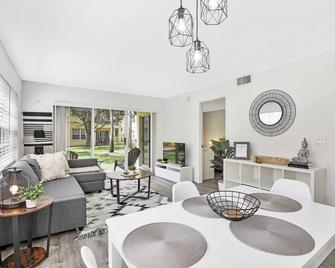 This apartment is a 2 bedroom(s), 2 bathrooms, located in Boca Raton, FL. - Coral Springs - Dining room