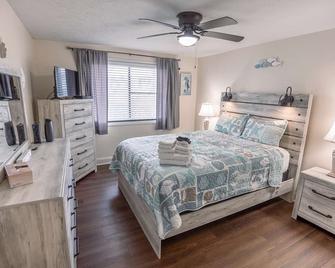 Surfrider Beach Getaway - Kure Beach - Bedroom