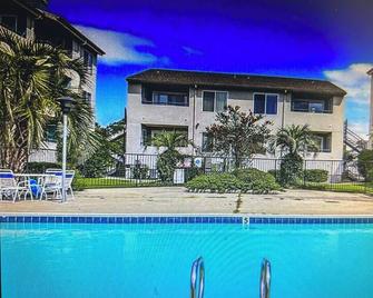 Charming 2Bd. waterfront living, pool, fitness rm. in serene Slidell - Slidell - Pool