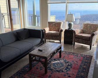 2br/2ba: Million Dollar View from Luxury Condo on the Ridge. - Roseland - Sala de estar
