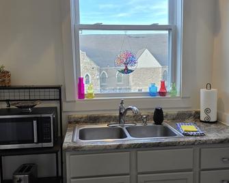 Beautifully Renovated Downtown 1Bed 1 Bath Apt, Pet Friendly - Topeka - Cocina
