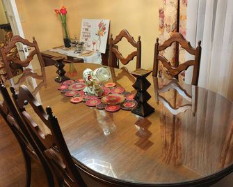 Beautiful 3bd home with LARGE deck! - Brunswick - Dining room