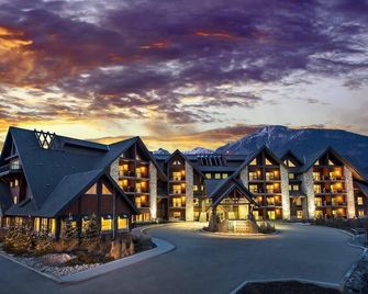 Lux King Suite/1 King bed & 1 Sofa Bed/Water Park open/Balc BBQ & sofa/MTN view - Canmore - Bygning