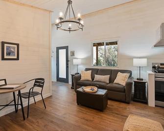 Hidden Gem Cabin in Hungry Horse, Firepit, Close to Glacier - Hungry Horse - Living room