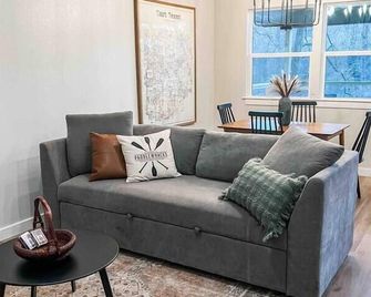 Paddlewhack Cabin 5-The Bow - Jefferson - Living room