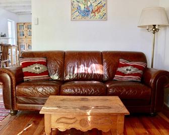 Taos Goji Farm & Eco-Lodge Retreat - Arroyo Seco - Living room