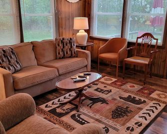 In the narrows on Lake Leelanau, pet friendly, sleeps 8, and a dock! - Lake Leelanau - Living room