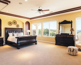 Via del Sur by AvantStay Private Spanish Villa w Views Walk to Wineries - Temecula - Bedroom