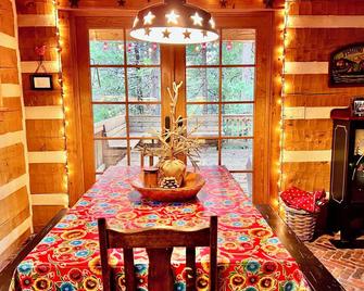 Escape to Nature: Charming Custom Log Cabin at Bass Lake, Gateway to Yosemite - Bass Lake - Dining room