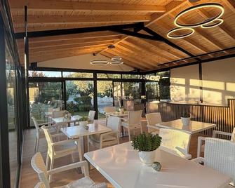 Ampoulos Rooms & Apartments - Pirgi - Restaurante