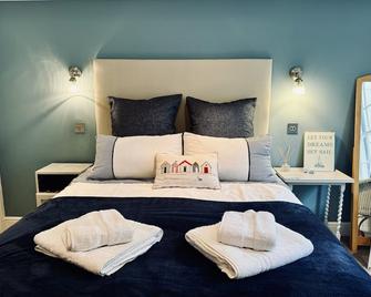 Coastal garden flat with parking. Pet friendly! Only 2 minutes from the beach! - Folkestone - Bedroom