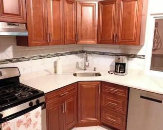 Beautiful 3-bedroom home close to UBS arena - Queens - Kitchen