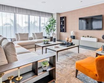 Elegant Doral Getaway: 2br Luxury - Doral - Sala de estar