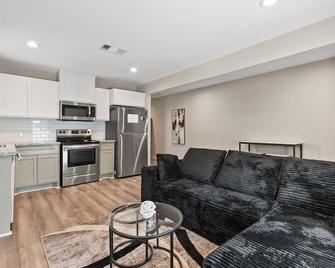 Home Near Downtown Houston - Houston - Living room