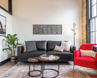 Modern loft with rustic character steps to downtown Stratford - Stratford - Living room