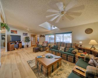 Gateway to Death Valley-50 meg WI-FI - Pahrump - Living room