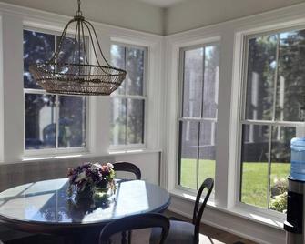 Gorgeous 100 acre Country Estate with swimming pool, tennis courts and much more - Peterborough - Eetruimte