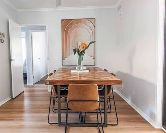 The Far Away House: Walk to Murray River - Mildura - Essbereich