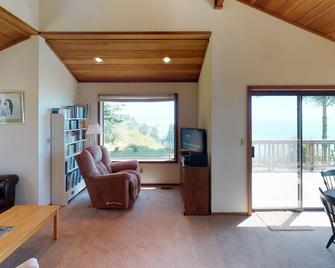 Sunset Knoll - Big Summer Discount & Great Value Ocean Views, Pet Friendly! - Trinidad - Living room
